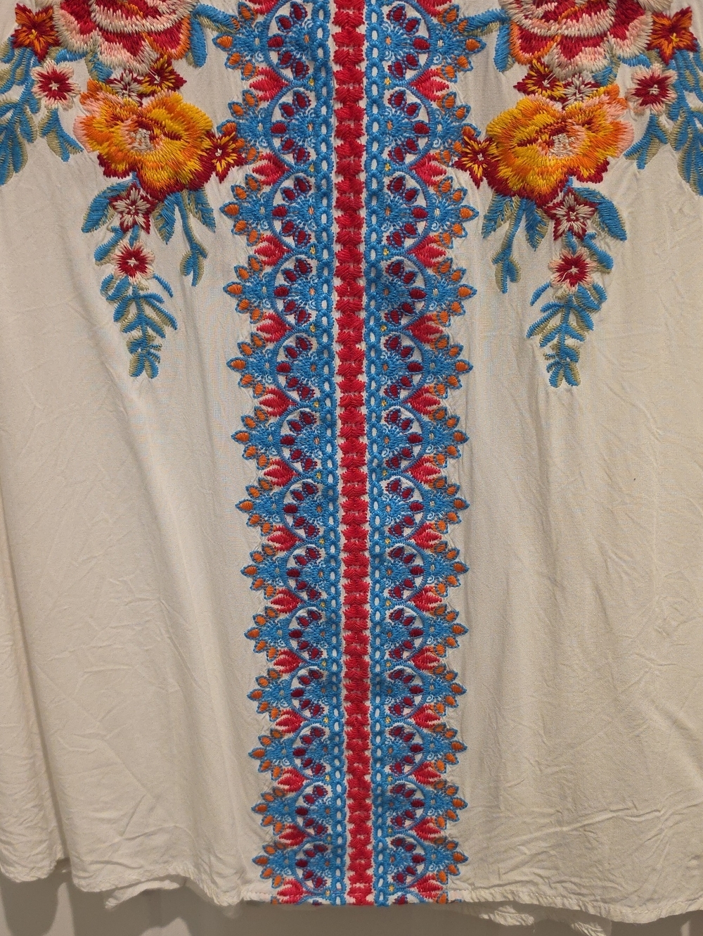 Angel Heart Boutique White Embroidered Floral V-Neck Tunic 2x - Picture 5 of 6
